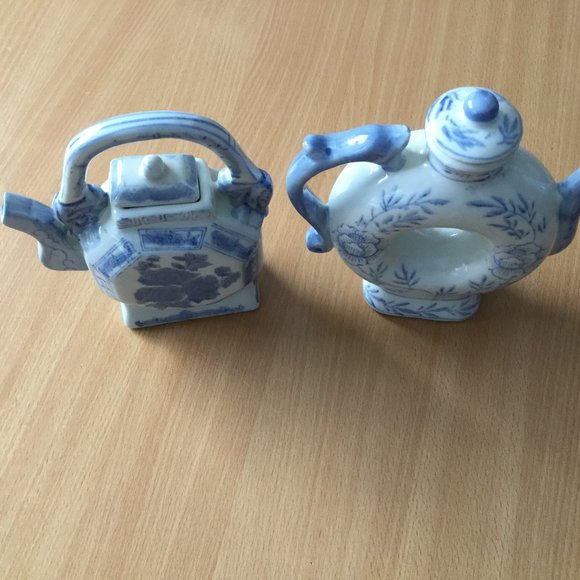 Two vintage Chinese porcelain teapots blue and white different shapes floral - Picture 1 of 8